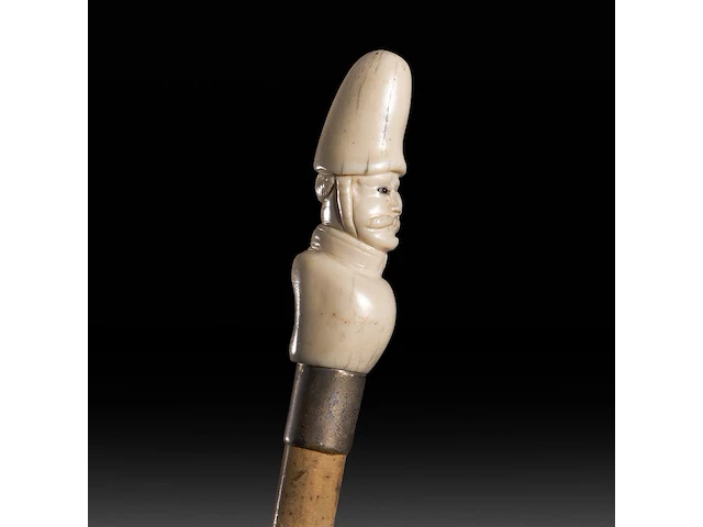 A walking stick with ivory handle depicting a soldier's bust wearing an oversized helmet in the shape of a phallus, german, 19thc, total h 95 cm - ivory h 10 cm - ivory w 2,8 cm - total weight 177g (+) - afbeelding 2 van  5