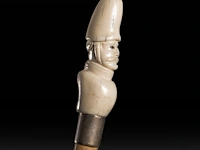 A walking stick with ivory handle depicting a soldier's bust wearing an oversized helmet in the shape of a phallus, german, 19thc, total h 95 cm - ivory h 10 cm - ivory w 2,8 cm - total weight 177g (+) - afbeelding 2 van  5