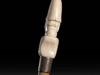 A walking stick with ivory handle depicting a soldier's bust wearing an oversized helmet in the shape of a phallus, german, 19thc, total h 95 cm - ivory h 10 cm - ivory w 2,8 cm - total weight 177g (+) - afbeelding 3 van  5