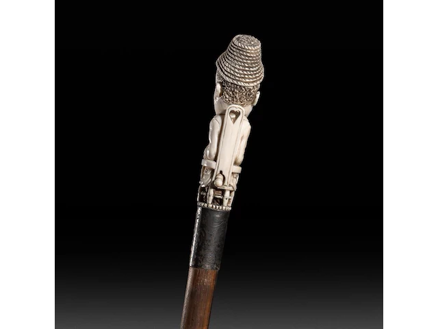 A walking stick with ivory handle of an african man masturbating with an extendible penis, english, ca. 1900, total h 94 cm - ivory h 11,5 cm - ivory w 3 cm - total weight 303g (+) - afbeelding 2 van  5