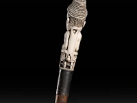 A walking stick with ivory handle of an african man masturbating with an extendible penis, english, ca. 1900, total h 94 cm - ivory h 11,5 cm - ivory w 3 cm - total weight 303g (+) - afbeelding 2 van  5