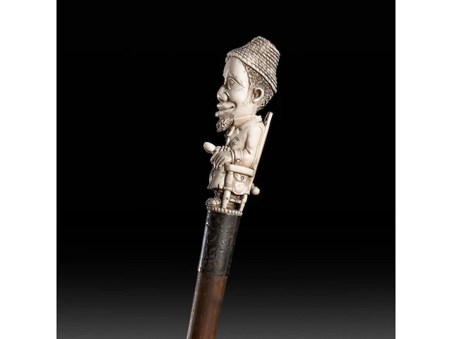 A walking stick with ivory handle of an african man masturbating with an extendible penis, english, ca. 1900, total h 94 cm - ivory h 11,5 cm - ivory w 3 cm - total weight 303g (+) - afbeelding 3 van  5