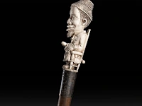 A walking stick with ivory handle of an african man masturbating with an extendible penis, english, ca. 1900, total h 94 cm - ivory h 11,5 cm - ivory w 3 cm - total weight 303g (+) - afbeelding 3 van  5