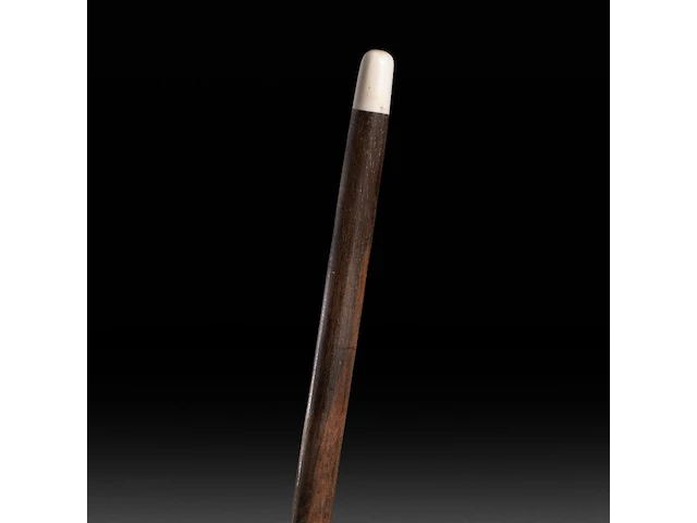A walking stick with ivory handle of an african man masturbating with an extendible penis, english, ca. 1900, total h 94 cm - ivory h 11,5 cm - ivory w 3 cm - total weight 303g (+) - afbeelding 4 van  5