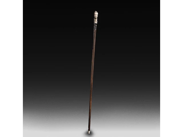A walking stick with ivory handle of an african man masturbating with an extendible penis, english, ca. 1900, total h 94 cm - ivory h 11,5 cm - ivory w 3 cm - total weight 303g (+) - afbeelding 5 van  5