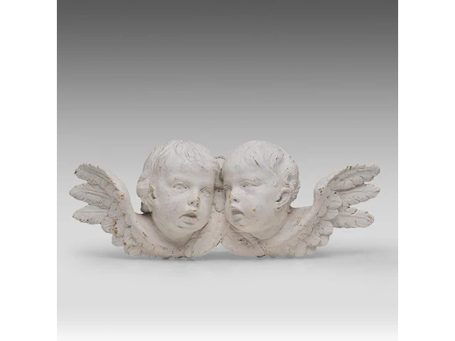 A white painted carved walnut fragment of two angels, 17thc 20 x 52 cm. (7.87 x 20.46 in.) - afbeelding 1 van  6