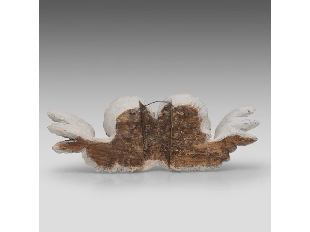 A white painted carved walnut fragment of two angels, 17thc 20 x 52 cm. (7.87 x 20.46 in.) - afbeelding 4 van  6