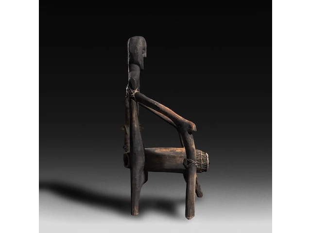 A wooden anthropomorphic chair with phallic-shaped drum, kalanguya (ifugao), philippines 103 x 62 cm. (40.54 x 24.41 in.) - afbeelding 2 van  5