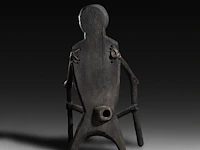 A wooden anthropomorphic chair with phallic-shaped drum, kalanguya (ifugao), philippines 103 x 62 cm. (40.54 x 24.41 in.) - afbeelding 3 van  5