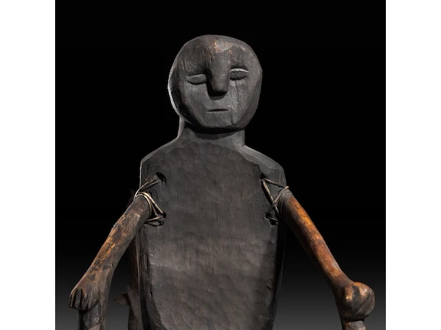 A wooden anthropomorphic chair with phallic-shaped drum, kalanguya (ifugao), philippines 103 x 62 cm. (40.54 x 24.41 in.) - afbeelding 4 van  5