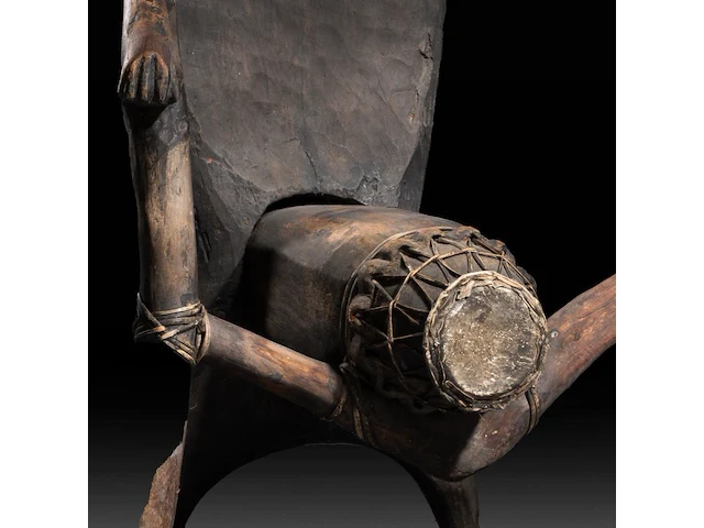 A wooden anthropomorphic chair with phallic-shaped drum, kalanguya (ifugao), philippines 103 x 62 cm. (40.54 x 24.41 in.) - afbeelding 5 van  5