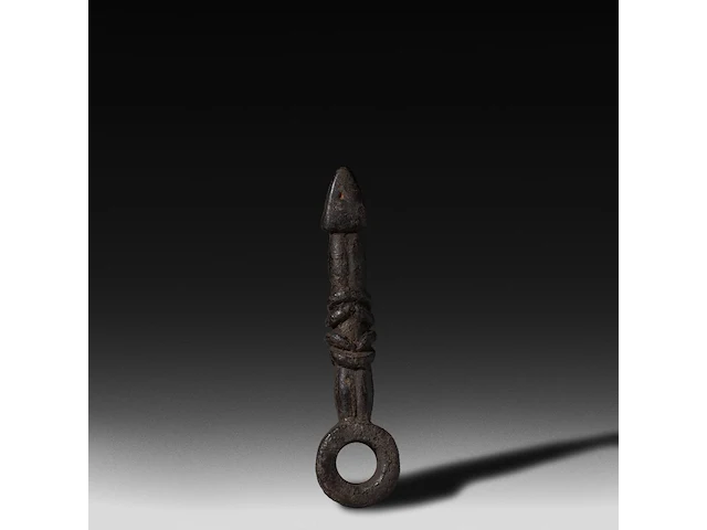 A wooden ghurra churning stick holder, nepal 29 cm. (11.41 in.) - afbeelding 1 van  4
