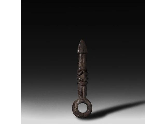 A wooden ghurra churning stick holder, nepal 29 cm. (11.41 in.) - afbeelding 2 van  4