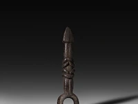 A wooden ghurra churning stick holder, nepal 29 cm. (11.41 in.) - afbeelding 2 van  4