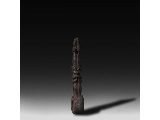 A wooden ghurra churning stick holder, nepal 29 cm. (11.41 in.) - afbeelding 3 van  4
