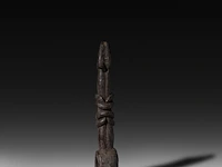 A wooden ghurra churning stick holder, nepal 29 cm. (11.41 in.) - afbeelding 3 van  4