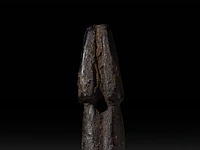 A wooden ghurra churning stick holder, nepal 29 cm. (11.41 in.) - afbeelding 4 van  4