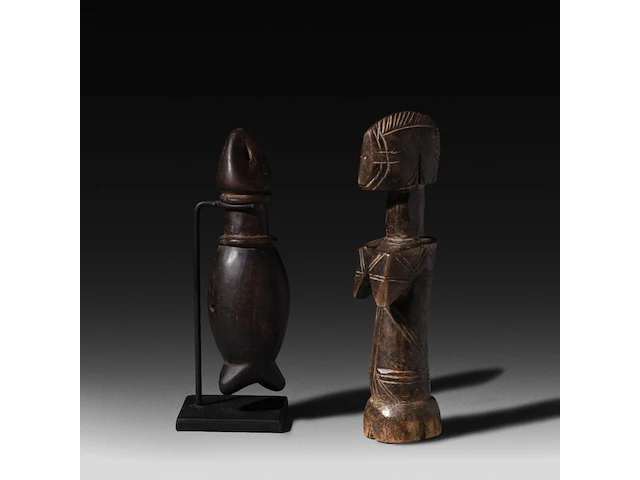 A wooden phallic mossi whistle, and a ditto fertility doll, h 16 - 19,5 cm - afbeelding 1 van  4