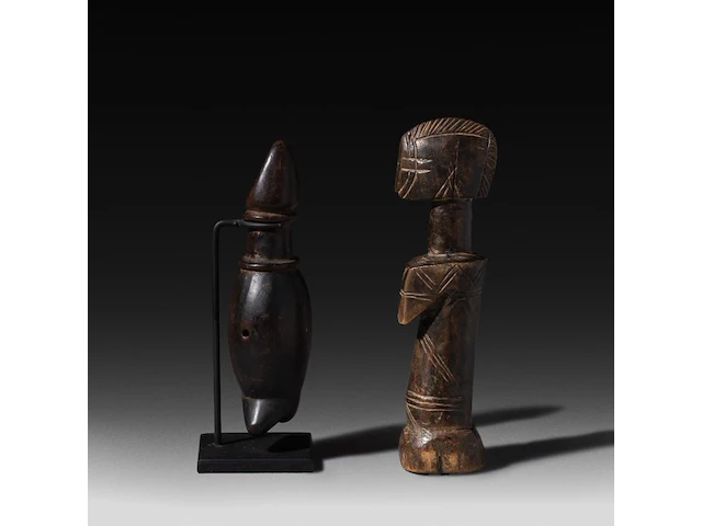 A wooden phallic mossi whistle, and a ditto fertility doll, h 16 - 19,5 cm - afbeelding 2 van  4