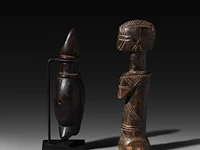 A wooden phallic mossi whistle, and a ditto fertility doll, h 16 - 19,5 cm - afbeelding 2 van  4