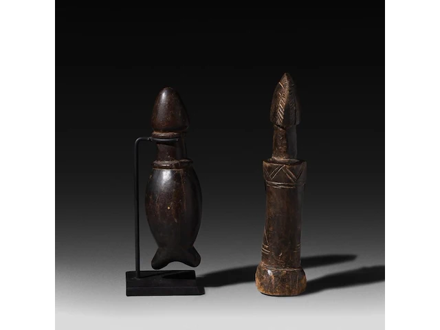 A wooden phallic mossi whistle, and a ditto fertility doll, h 16 - 19,5 cm - afbeelding 3 van  4