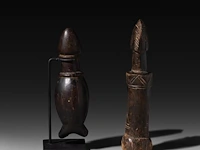 A wooden phallic mossi whistle, and a ditto fertility doll, h 16 - 19,5 cm - afbeelding 3 van  4