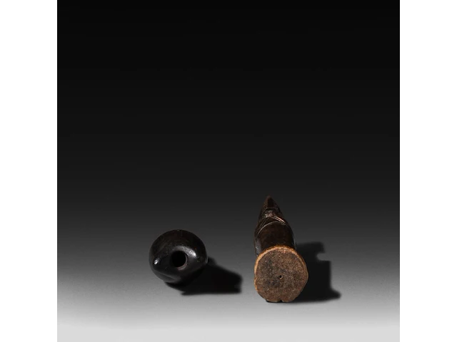 A wooden phallic mossi whistle, and a ditto fertility doll, h 16 - 19,5 cm - afbeelding 4 van  4