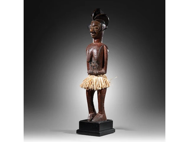 A wooden yaka sculpture, democratic republic of the congo, late 19th/ early 20thc (+) height: 55 cm. (21.64 in.), incl. stand: 63 cm. (24.80 in.) - afbeelding 1 van  10