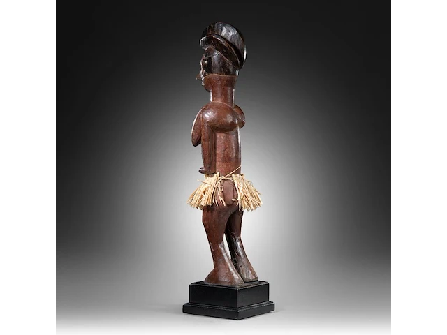 A wooden yaka sculpture, democratic republic of the congo, late 19th/ early 20thc (+) height: 55 cm. (21.64 in.), incl. stand: 63 cm. (24.80 in.) - afbeelding 6 van  10