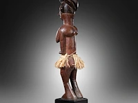 A wooden yaka sculpture, democratic republic of the congo, late 19th/ early 20thc (+) height: 55 cm. (21.64 in.), incl. stand: 63 cm. (24.80 in.) - afbeelding 6 van  10