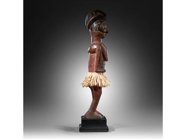 A wooden yaka sculpture, democratic republic of the congo, late 19th/ early 20thc (+) height: 55 cm. (21.64 in.), incl. stand: 63 cm. (24.80 in.) - afbeelding 7 van  10