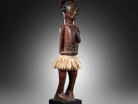 A wooden yaka sculpture, democratic republic of the congo, late 19th/ early 20thc (+) height: 55 cm. (21.64 in.), incl. stand: 63 cm. (24.80 in.) - afbeelding 8 van  10