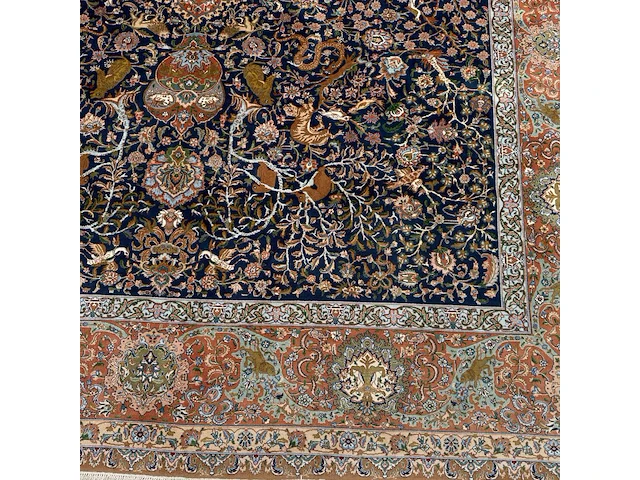 A woollen oriental persian rug decorated with various animals 380 x 301 cm. (149.61 x 118 1/2 in.) - afbeelding 9 van  10