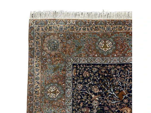 A woollen oriental persian rug decorated with various animals 380 x 301 cm. (149.61 x 118 1/2 in.) - afbeelding 10 van  10