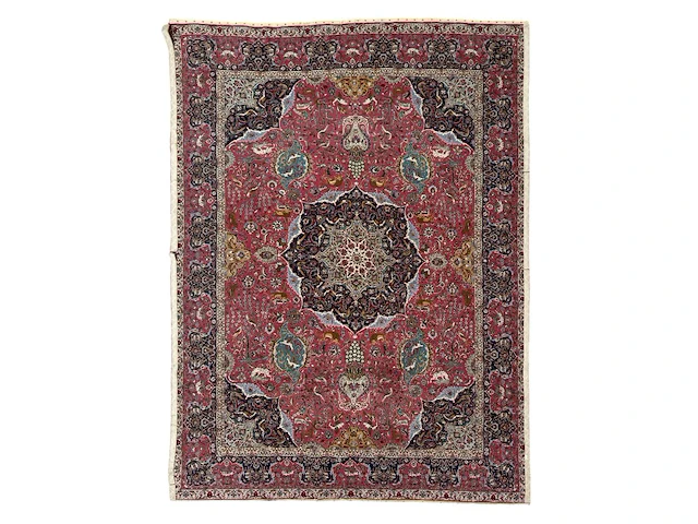 A woollen oriental persian rug, decorated with various birds and animals 301 x 416 cm. (118 1/2 x 163.78 in.) - afbeelding 1 van  7