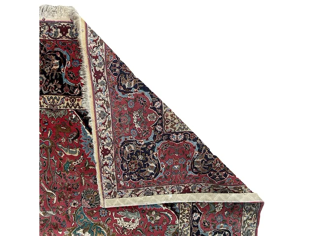 A woollen oriental persian rug, decorated with various birds and animals 301 x 416 cm. (118 1/2 x 163.78 in.) - afbeelding 2 van  7