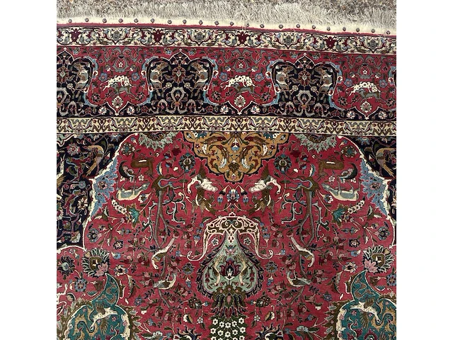 A woollen oriental persian rug, decorated with various birds and animals 301 x 416 cm. (118 1/2 x 163.78 in.) - afbeelding 3 van  7
