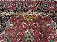 A woollen oriental persian rug, decorated with various birds and animals 301 x 416 cm. (118 1/2 x 163.78 in.) - afbeelding 3 van  7