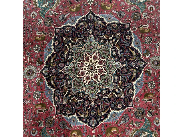A woollen oriental persian rug, decorated with various birds and animals 301 x 416 cm. (118 1/2 x 163.78 in.) - afbeelding 4 van  7