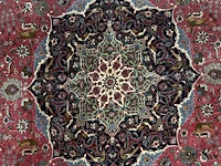 A woollen oriental persian rug, decorated with various birds and animals 301 x 416 cm. (118 1/2 x 163.78 in.) - afbeelding 4 van  7
