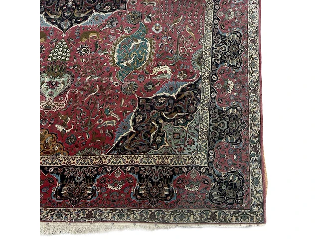 A woollen oriental persian rug, decorated with various birds and animals 301 x 416 cm. (118 1/2 x 163.78 in.) - afbeelding 5 van  7