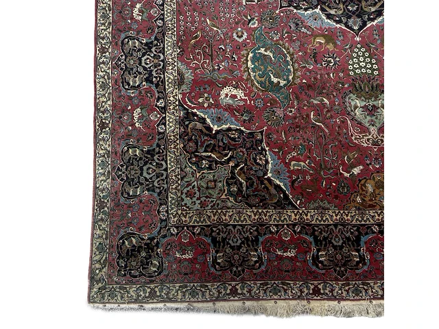 A woollen oriental persian rug, decorated with various birds and animals 301 x 416 cm. (118 1/2 x 163.78 in.) - afbeelding 6 van  7