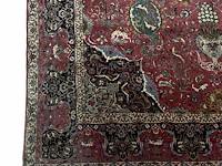 A woollen oriental persian rug, decorated with various birds and animals 301 x 416 cm. (118 1/2 x 163.78 in.) - afbeelding 6 van  7
