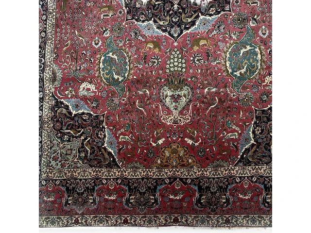 A woollen oriental persian rug, decorated with various birds and animals 301 x 416 cm. (118 1/2 x 163.78 in.) - afbeelding 7 van  7
