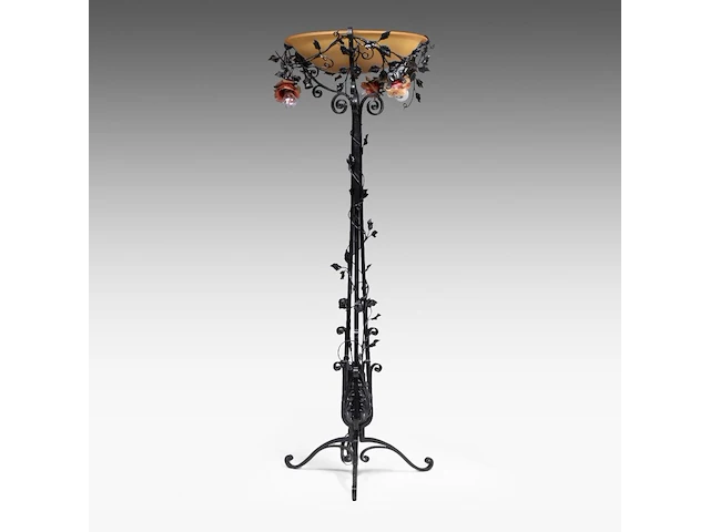 A wrought iron floral decorated floor lamp with glass paste coupe 185 cm. (72.82 in.), ø coupe: 59 cm. (23.23 in.) - afbeelding 1 van  7