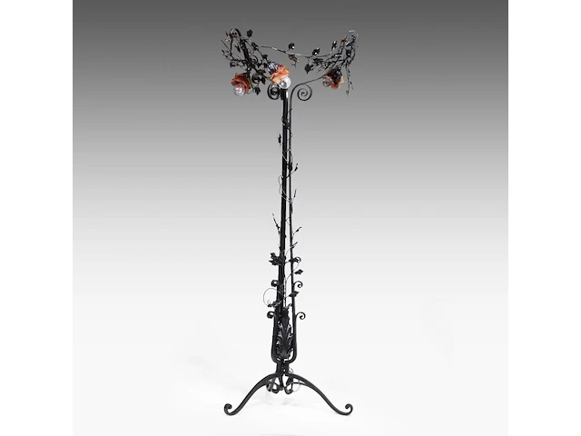 A wrought iron floral decorated floor lamp with glass paste coupe 185 cm. (72.82 in.), ø coupe: 59 cm. (23.23 in.) - afbeelding 2 van  7