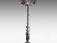 A wrought iron floral decorated floor lamp with glass paste coupe 185 cm. (72.82 in.), ø coupe: 59 cm. (23.23 in.) - afbeelding 2 van  7