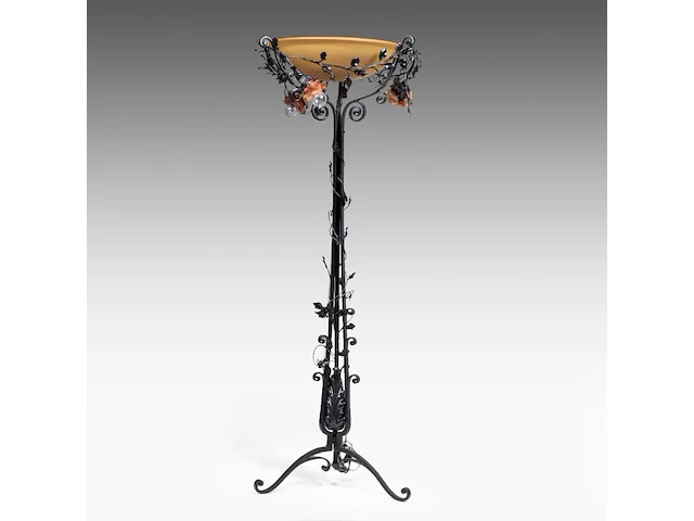 A wrought iron floral decorated floor lamp with glass paste coupe 185 cm. (72.82 in.), ø coupe: 59 cm. (23.23 in.) - afbeelding 3 van  7