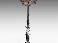 A wrought iron floral decorated floor lamp with glass paste coupe 185 cm. (72.82 in.), ø coupe: 59 cm. (23.23 in.) - afbeelding 3 van  7
