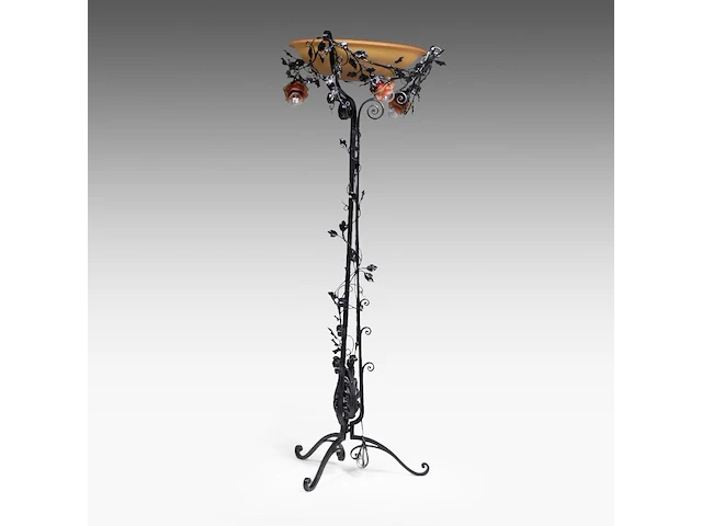 A wrought iron floral decorated floor lamp with glass paste coupe 185 cm. (72.82 in.), ø coupe: 59 cm. (23.23 in.) - afbeelding 4 van  7